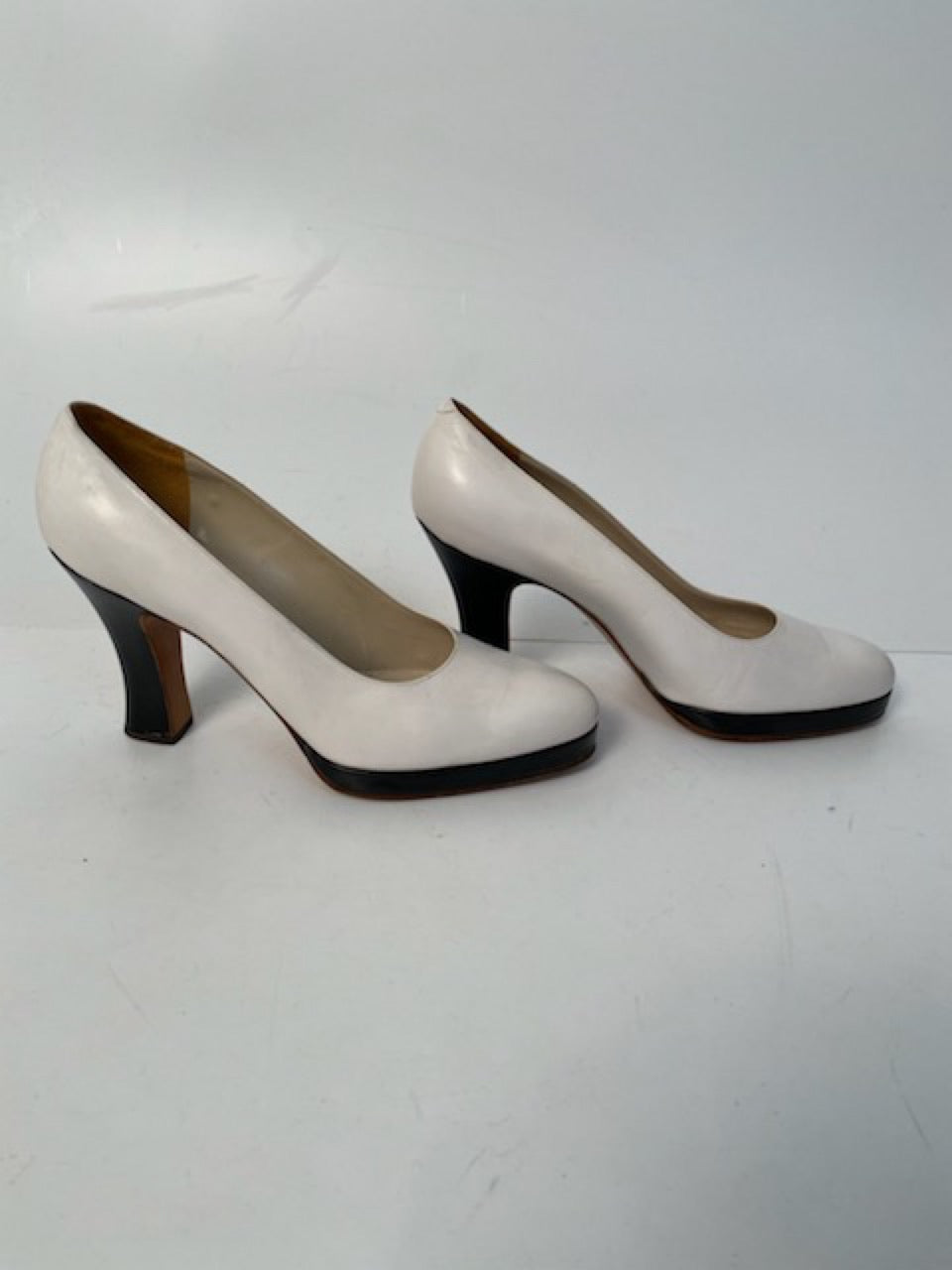 Vintage Chanel white leather black patent platform heel pumps EU 39 US 8.5